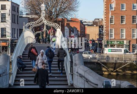 Dublin, Irlande - 29 janvier 2020: Les gens traversant le pont Ha’penny dans le centre-ville de Dublin Banque D'Images