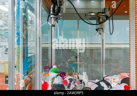 Machine à graber, machine à griffes, grue Claw avec jouets en peluche comme prix. Banque D'Images