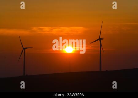 Swansea, Pays de Galles, Royaume-Uni. 6 février 2020. Météo au Royaume-Uni : un beau coucher de soleil remplit le ciel avec des éoliennes rouges et silhouettes près de Swansea, au sud du Pays de Galles. Le Royaume-Uni a passé une journée d'hivers ensoleillés et secs, Mais les prévisionnistes ont mis en garde contre les intempéries pour frapper le pays alors que la tempête Ciara se déplace de l'Atlantique à une vitesse allant jusqu'à 80 mph ou plus au moment où elle engloutit complètement le pays le samedi et le dimanche. Crédit : Robert Melen/Alay Live News. Banque D'Images
