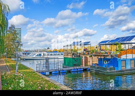 Berlin, Allemagne - 29 octobre 2013: Rivière Spree dans le quartier Treptow. Maison bateaux et jardins de natation au bord de la rivière. Banque D'Images