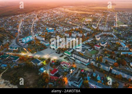 Dobrush, Région De Gomel, Biélorussie. Vue Aérienne De Dobrush Cityscape Skyline En Automne Soir. Quartier Résidentiel Au Coucher Du Soleil. Vue panoramique. Banque D'Images