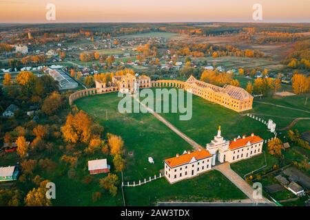 Ruzhany, région de Brest, en Biélorussie. Les toits de la ville ensoleillée d'automne en soirée. Vue d'ensemble de Ruzhany Palace. Populaire célèbre monument historique. Banque D'Images