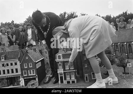 La princesse Marie Astrid du Luxembourg a ouvert l'exposition Benelux Madurodam. La Princesse et la Haye lors de la visite Madurodam / Date: 14 juin 1968 lieu: La Haye, Hollande du Sud mots clés: Jeunesse, tourisme, princesses Nom de l'institution: Madurodam Banque D'Images