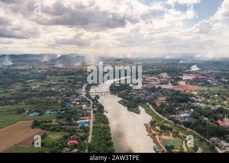 Vue aérienne du village sur la côte avec rivière et usine de transformation du sucre et fumée dans la plantation Banque D'Images