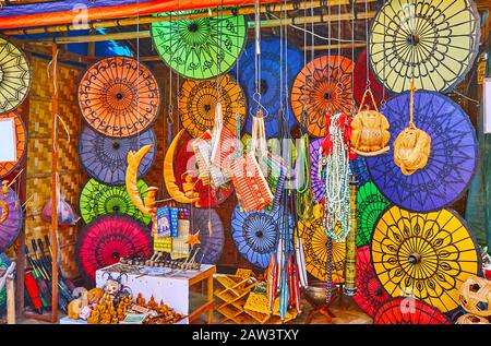 Le petit stand touristique du marché du temple de Htilominlo propose des parapluies birmans de couleur, des sacs en bambou, des statuettes en bois et des jouets traditionnels, Bagan, Myan Banque D'Images