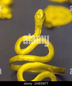 Egypte, le Caire, Musée égyptien, bracelet asymétrique avec têtes de serpent, trouvé dans Delta est, Ptolemaic ou période romaine, or. Banque D'Images