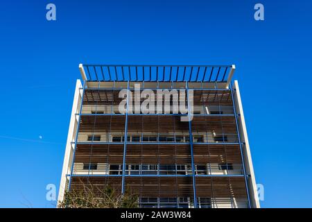 Façade d'un nouveau bâtiment, avec panneaux en bois pour refroidir les chambres en été, et économiser l'énergie durable. Banque D'Images