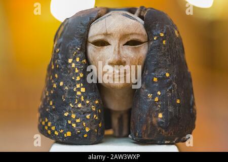 Egypte, le Caire, Musée égyptien, chef en bois d'une statuette, trouvé à Lischt. Probablement une princesse de la 12ème dynastie. La perruque est une pièce séparée. Banque D'Images