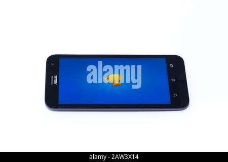 Kouvola, Finlande - 23 Janvier 2020: Game Angry Birds sur l'écran du smartphone Asus Banque D'Images