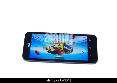 Kouvola, Finlande - 23 Janvier 2020: Game Angry Birds sur l'écran du smartphone Asus Banque D'Images