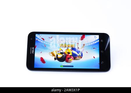 Kouvola, Finlande - 23 Janvier 2020: Game Angry Birds sur l'écran du smartphone Asus Banque D'Images