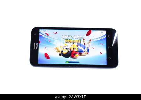 Kouvola, Finlande - 23 Janvier 2020: Game Angry Birds sur l'écran du smartphone Asus Banque D'Images