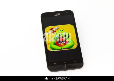 Kouvola, Finlande - 23 Janvier 2020: Jeu Angry Birds logo sur l'écran du smartphone Asus Banque D'Images