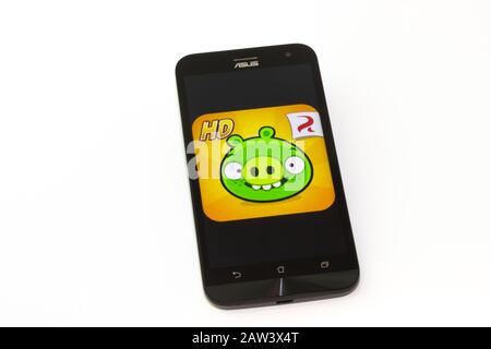 Kouvola, Finlande - 23 Janvier 2020: Jeu Angry Birds logo sur l'écran du smartphone Asus Banque D'Images