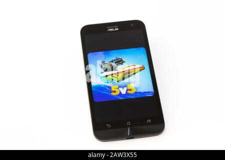 Kouvola, Finlande - 23 Janvier 2020: Game Angry Birds sur l'écran du smartphone Asus Banque D'Images