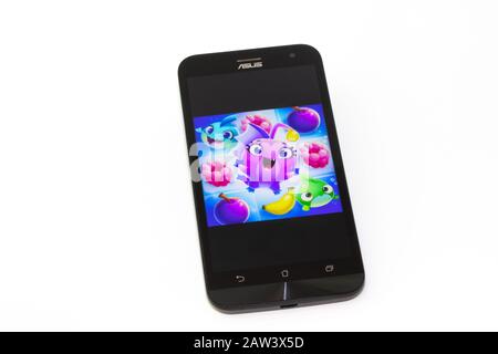 Kouvola, Finlande - 23 Janvier 2020: Game Angry Birds sur l'écran du smartphone Asus Banque D'Images