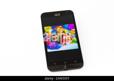 Kouvola, Finlande - 23 Janvier 2020: Jeu Angry Birds logo sur l'écran du smartphone Asus Banque D'Images