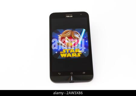 Kouvola, Finlande - 23 Janvier 2020: Jeu Angry Birds logo sur l'écran du smartphone Asus Banque D'Images