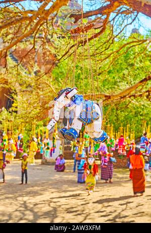 La marionnette colorée en bois en forme d'éléphant dans le stalle extérieure du marché du temple de Dhammayangyi, Bagan, Myanmar Banque D'Images