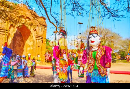 Gros plan sur les marionnettes suspendues dans des robes birmanes traditionnelles, décorées de broderies, de perles et de séquines, marché du temple de Dhammayangyi, Ba Banque D'Images