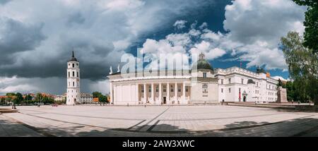 Vilnius, Lituanie - 5 Juillet 2016 : Panorama De La Chapelle De La Tour De La Cloche Et Basilique Cathédrale Saint-Stanislaus Et Saint-Vladislav Sur La Place De La Cathédrale, Famou Banque D'Images