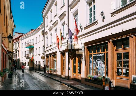 Vilnius, Lituanie - 5 Juillet 2016: Hôtel Centro Kubas Dans La Rue Curved Stikliu De La Vieille Ville En Été Sunny Day. Banque D'Images