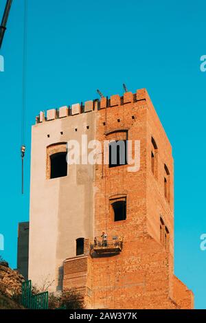 Grodno, Biélorussie - 16 Octobre 2019 : Vue Sur Le Nouveau Château De Hrodna En Automne. Travaux De Reconstruction Pour Restaurer La Tour Du Nouveau Château. Banque D'Images