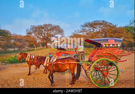 Les calèches sont des transports touristiques populaires dans le grand site archéologique de Bagan avec son climat chaud et sec et de nombreux monuments historiques, Banque D'Images