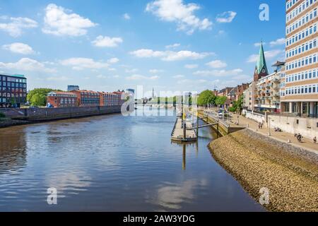 Paysage urbain le long de la rivière Weser à Brême, Allemagne Banque D'Images