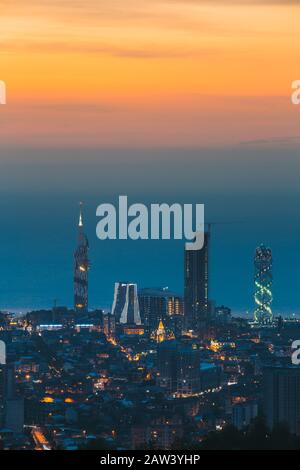 Batumi, Géorgie, l'Adjarie, 27 mai 2016 : Vue aérienne de la ville urbaine au coucher du soleil. L'Université technologique de la mer Noire, l'établissement Radisson Blu Hotel, résidentiel Banque D'Images