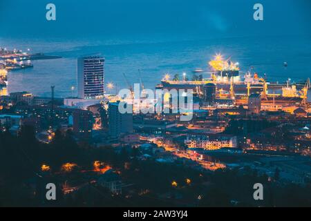 Batumi, Géorgie, l'Adjarie, 27 mai 2016 : Vue aérienne de la ville urbaine au soir ou nuit. La gestion des ports et de Port. Banque D'Images