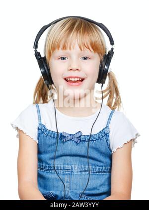 Portrait of cute 4 ans girl wearing headphones over a white background Banque D'Images