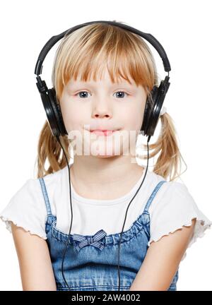 Portrait of cute 4 ans girl wearing headphones over a white background Banque D'Images