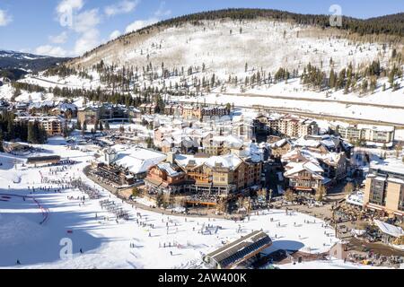 Vue aérienne des loisirs et des sports d'hiver à Copper Mountain dans le Colorado Banque D'Images