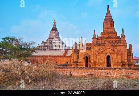 L'ensemble architectural de la Pagode Shwesandaw avec un manteau en plâtre préservé et un petit sanctuaire en briques au premier plan, Old Bagan, Myanmar Banque D'Images