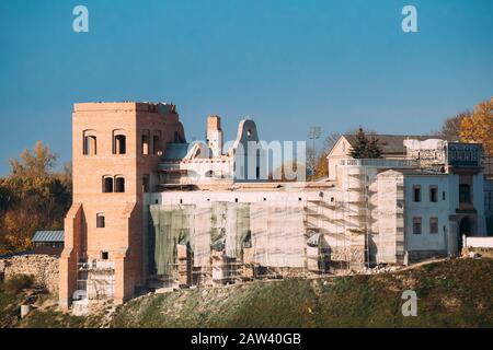 Grodno, Biélorussie - 16 Octobre 2019 : Vue Sur Le Nouveau Château De Hrodna En Automne. Travaux De Reconstruction Pour Restaurer Le Nouveau Château. Banque D'Images