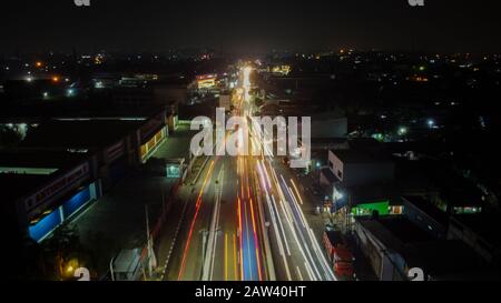 BEKASI. Indonésie - 7 FÉVRIER 2020: Sentiers légers sur autoroute la nuit, exposition longue milieu urbain abstrait à Bekasi Banque D'Images