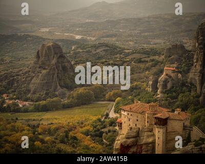 L'impressionnant lieu des monastères de Meteora dans le centre de la Grèce Banque D'Images