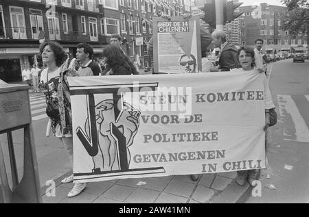 Manifestation au consulat chilien à Amsterdam; manifestants avec bannière Date: 24 août 1987 lieu: Amsterdam, Noord-Holland mots clés: Manifestants, protestations, bannières Banque D'Images
