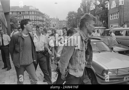Manifestation au consulat chilien à Amsterdam; les militants sont détournés par la police Date: 24 août 1987 lieu: Amsterdam, Noord-Holland mots clés: Police, militants, protestations Banque D'Images