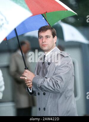 Le prince Andrew, duc de York arrive au club de golf de Wentworth, en Angleterre, le 1992 septembre Banque D'Images