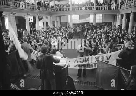 Manifestation mars de l'Association générale des étudiants Amsterdam (ASVA) à Amsterdam aux élections pour les conseils universitaires boycottant La Réunion De Protestation de l'ASVA dans l'Église baptiste sur le Singel à Amsterdam Date: 28 mai 1971 lieu: Amsterdam, Noord-Holland mots clés: Manifestations, bâtiments d'église, bannières, étudiants Nom de l'institution: ASVA Banque D'Images