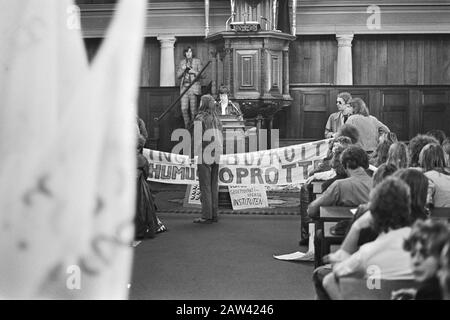 Manifestation mars de l'Association générale des étudiants Amsterdam (ASVA) à Amsterdam aux élections pour les conseils universitaires boycottant La Réunion De Protestation de l'ASVA dans l'Église baptiste sur le Singel à Amsterdam Date: 28 mai 1971 lieu: Amsterdam, Noord-Holland mots clés: Manifestations, bâtiments d'église, bannières, étudiants Nom de l'institution: ASVA Banque D'Images