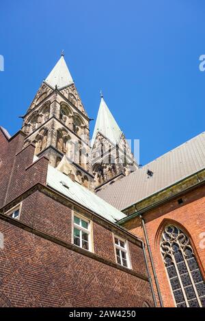 Brême, Allemagne - 7 juin 2014 : tours jumelles de la cathédrale de Sankt Petri - vue depuis le patio, le jardin Banque D'Images