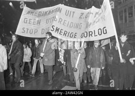 Manifestation de protestation contre la guerre au Laos, au Vietnam, au Cambodge, etc. À Amsterdam. Date: 12 Février 1971 Lieu: Amsterdam, Noord-Holland Mots Clés: Démonstrations, Bannières Banque D'Images