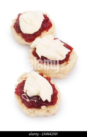 Studio tourné de scones faits maison, crème épaisse et confiture de fraises. Quand la crème est sur le dessus, il a dit qu'il s'agit d'une version corniche - John Gollop Banque D'Images