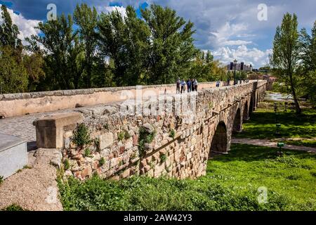 Salamanque, ESPAGNE - MAI 2018 : le pont historique romain de Salamanque également connu sous le nom de Puente Mayor del Tormes Banque D'Images