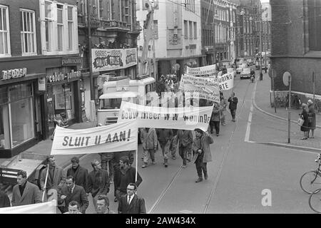 Protestation mars travailleurs de la construction de la Haye, bannière de procession Date: 16 mars 1967 mots clés: Marches de protestation, BANNIÈRES, travailleurs Banque D'Images