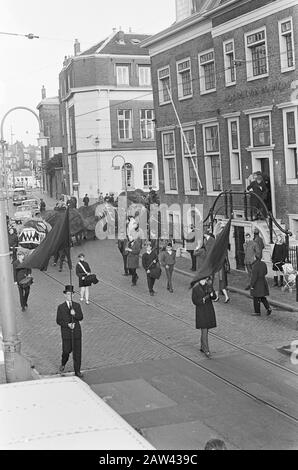 Protestation mars artistes contre la guerre au Vietnam Date: 26 décembre 1966 lieu: Amsterdam mots clés: Artistes, Marches De Protestation, guerres Banque D'Images