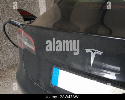 Lisbonne, Portugal - VERS janvier 2020: La voiture Tesla charge de la batterie Banque D'Images